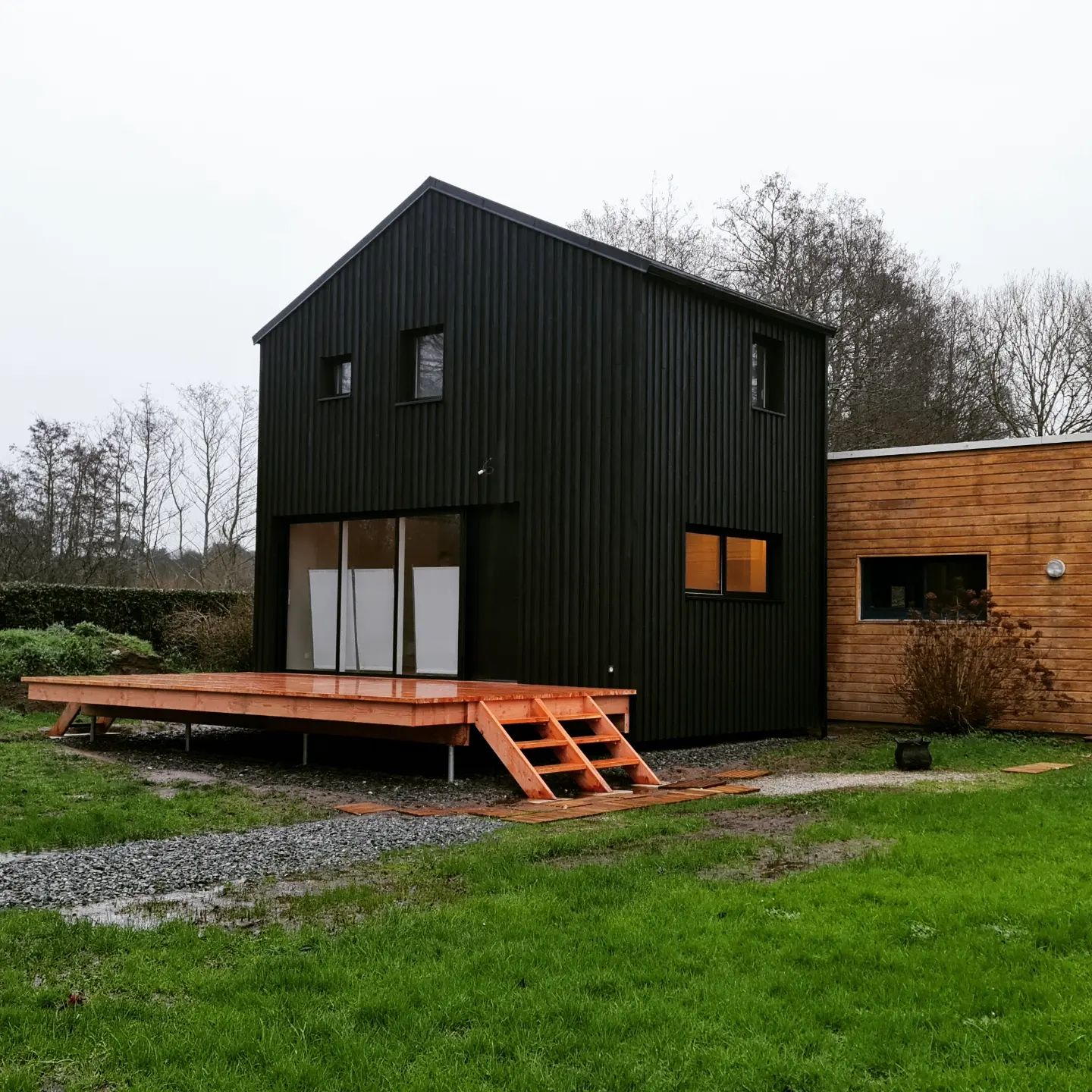 Petite dépendance accolée à la maison d’habitation…